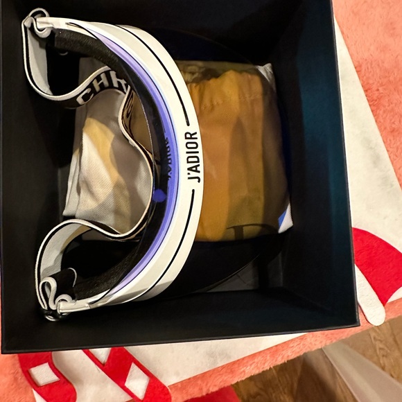 The blue mirror visor protects against UVA and UVB rays. - Picture 6 of 8